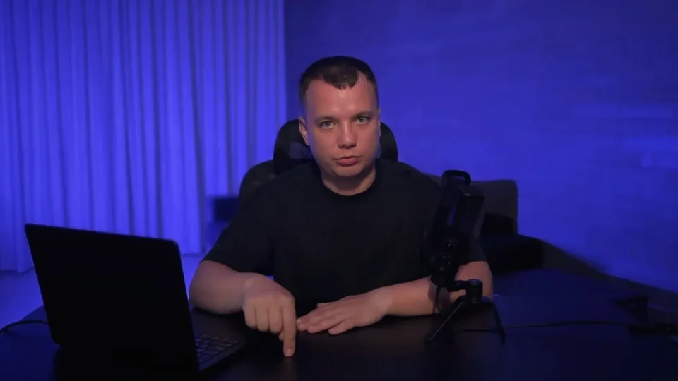 Превью урока 1: спикер за столом со студийным светом